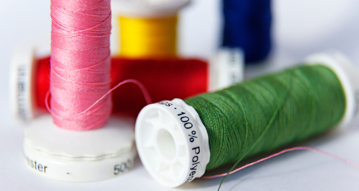 Verschillende kleuren polyester garen. Met moleculaire chemie wordt polyester niet langer gemaakt uit fossiele brandstoffen die broeikasgassen uitstoten.