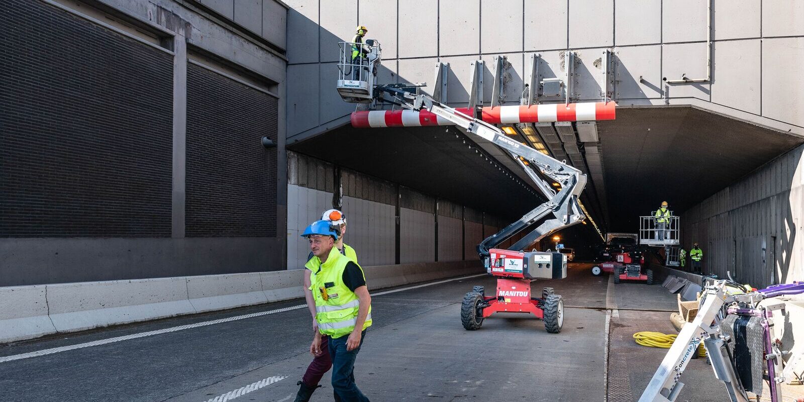 photo of the inlet of the Beverentunnel, with a crane and construction workers