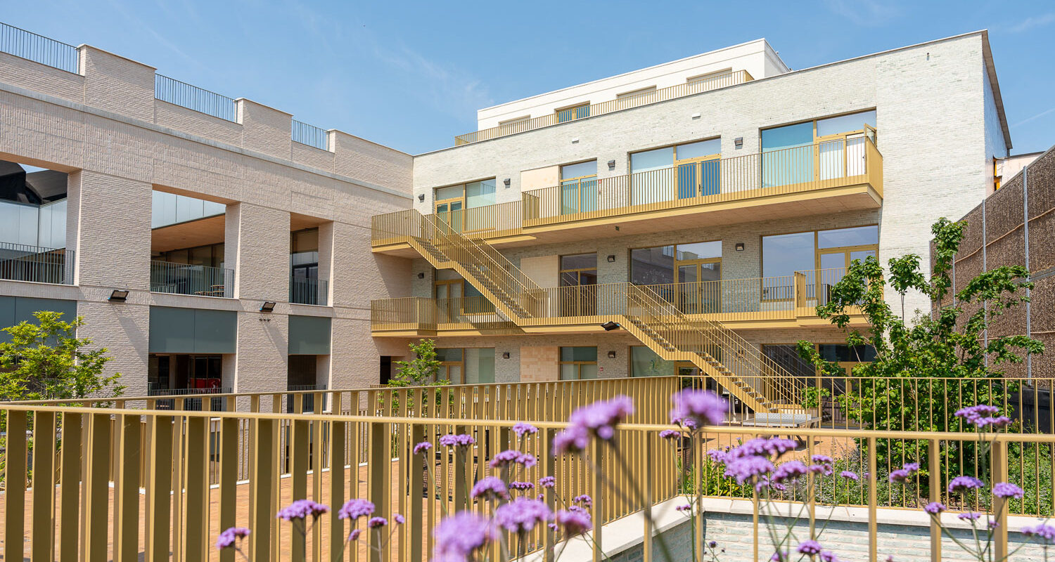 Het gebouwencomplex van de Egied Van Broeckhovenschool is een prachtig voorbeeld van hoe nieuwbouw en renovatie hand in hand gaan. De school is gehuisvest in een voormalig industrieel pand, dat met respect voor zijn erfgoed tot een moderne, duurzame leeromgeving is getransformeerd.