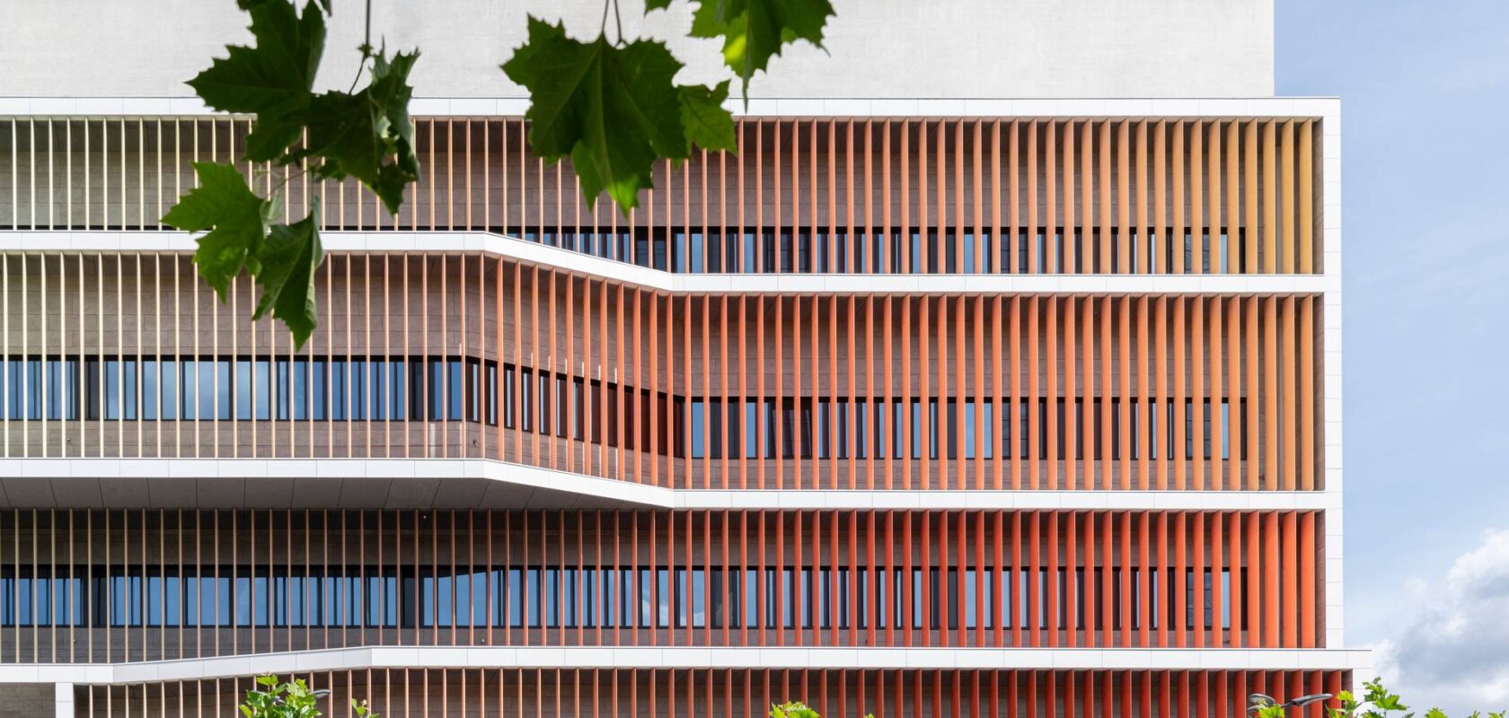 west facade of the medical block of Brussels University Hospital, UZ Brussel, with the integrated art work in the solar protection