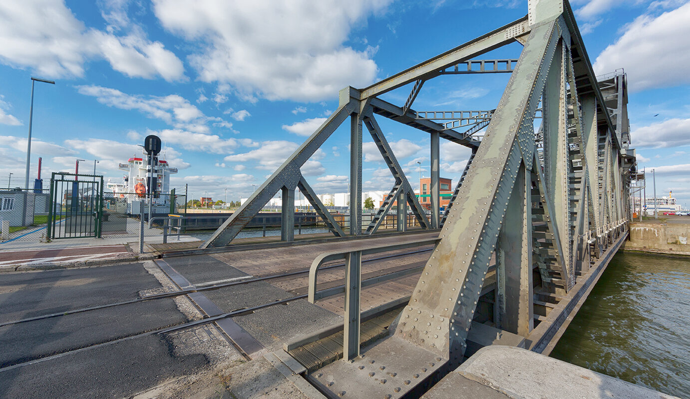 De Van Cauwelaertbrug is een belangrijke schakel in het Antwerpse havengebied op de rechteroever van de Schelde