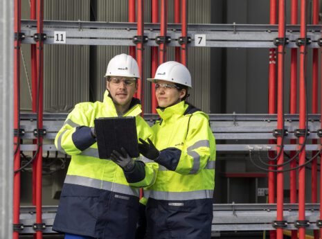 2 medewerkers in veiligheidskledij doen een controle