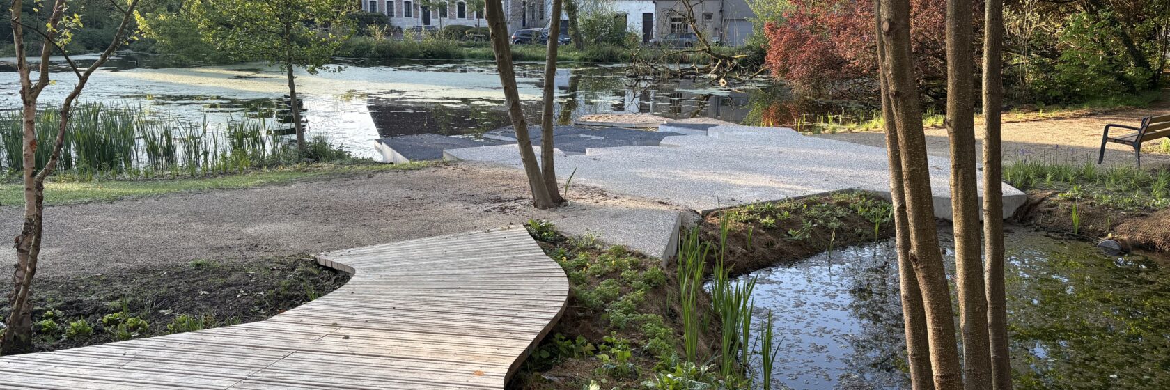 vondel met langs weerszijde water