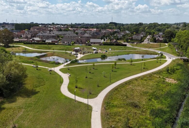 overzicht van het Wilderpark: combinatie van gras, waterpartijen en een fietsweg