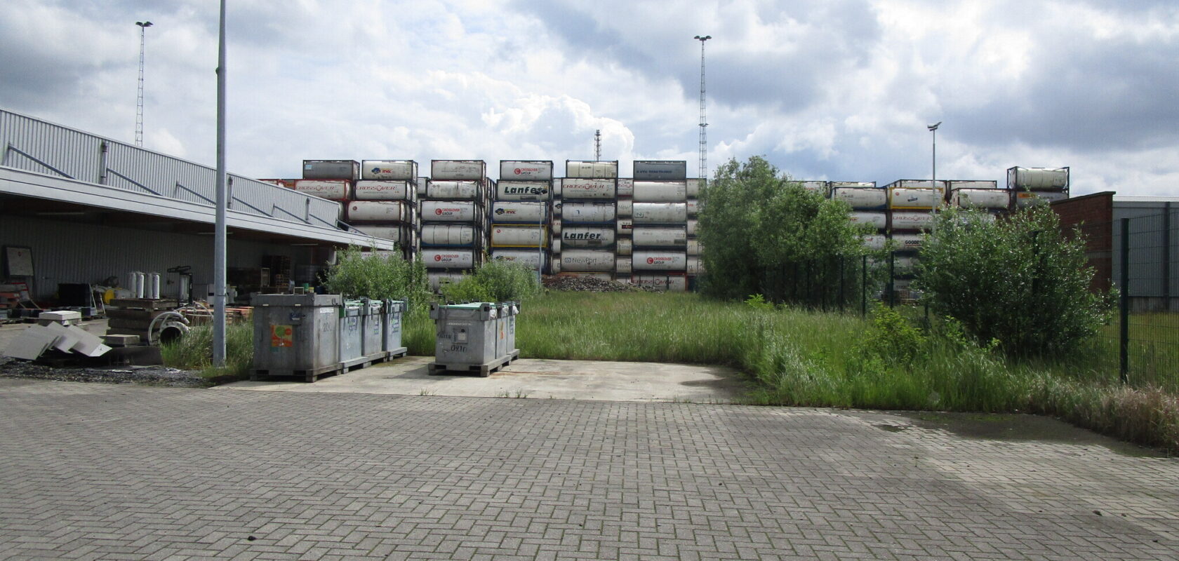 bedrijfssite van Fluxys met compressoren
