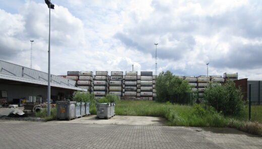 bedrijfssite van Fluxys met compressoren