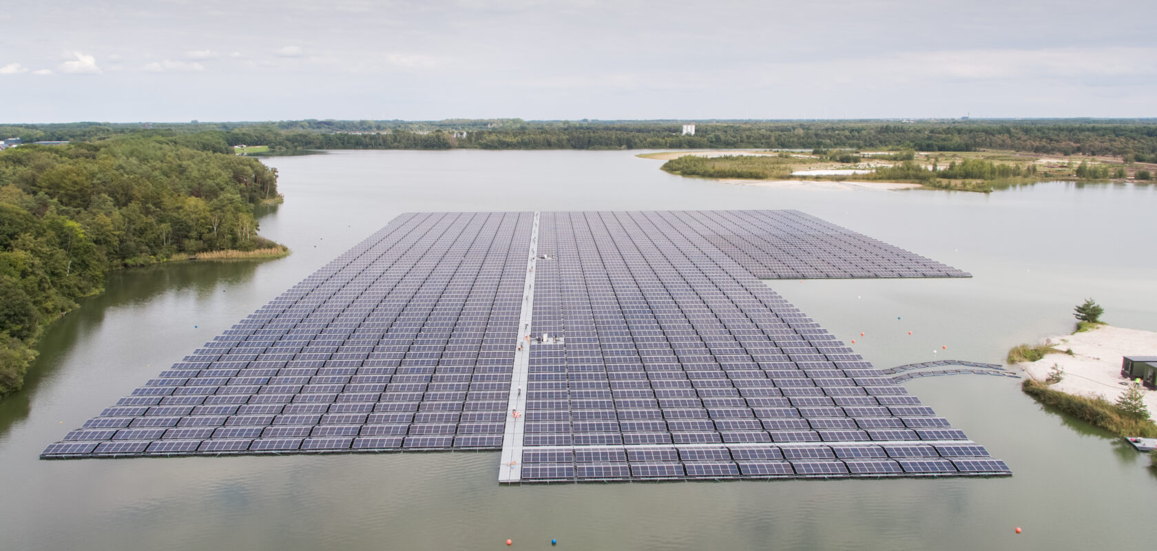 dronebeeld van drijvende zonnepanelen Sibelco