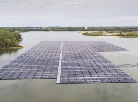 dronebeeld van drijvende zonnepanelen Sibelco