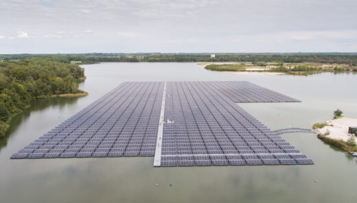 dronebeeld van drijvende zonnepanelen Sibelco
