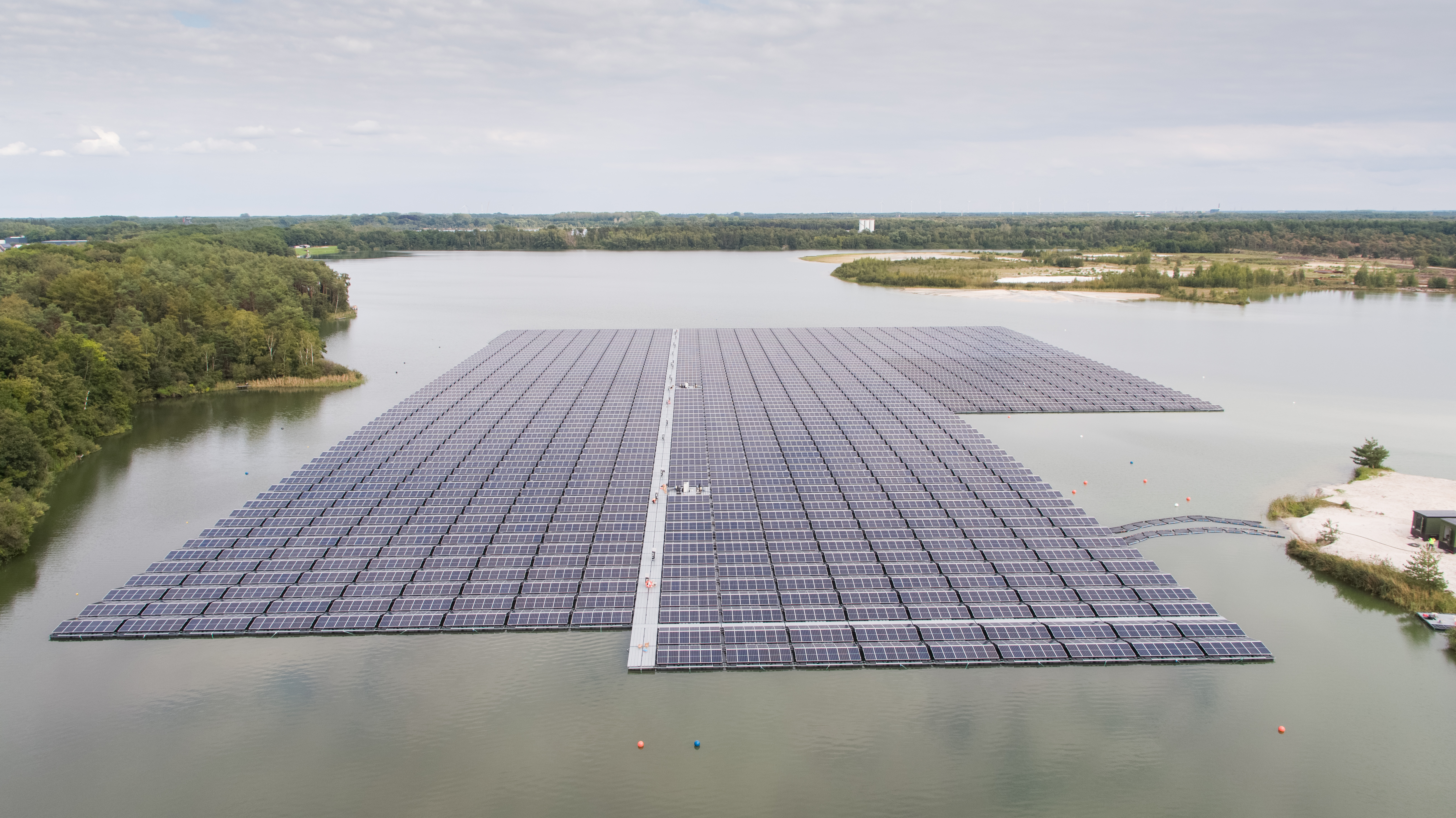 dronebeeld van drijvende zonnepanelen Sibelco