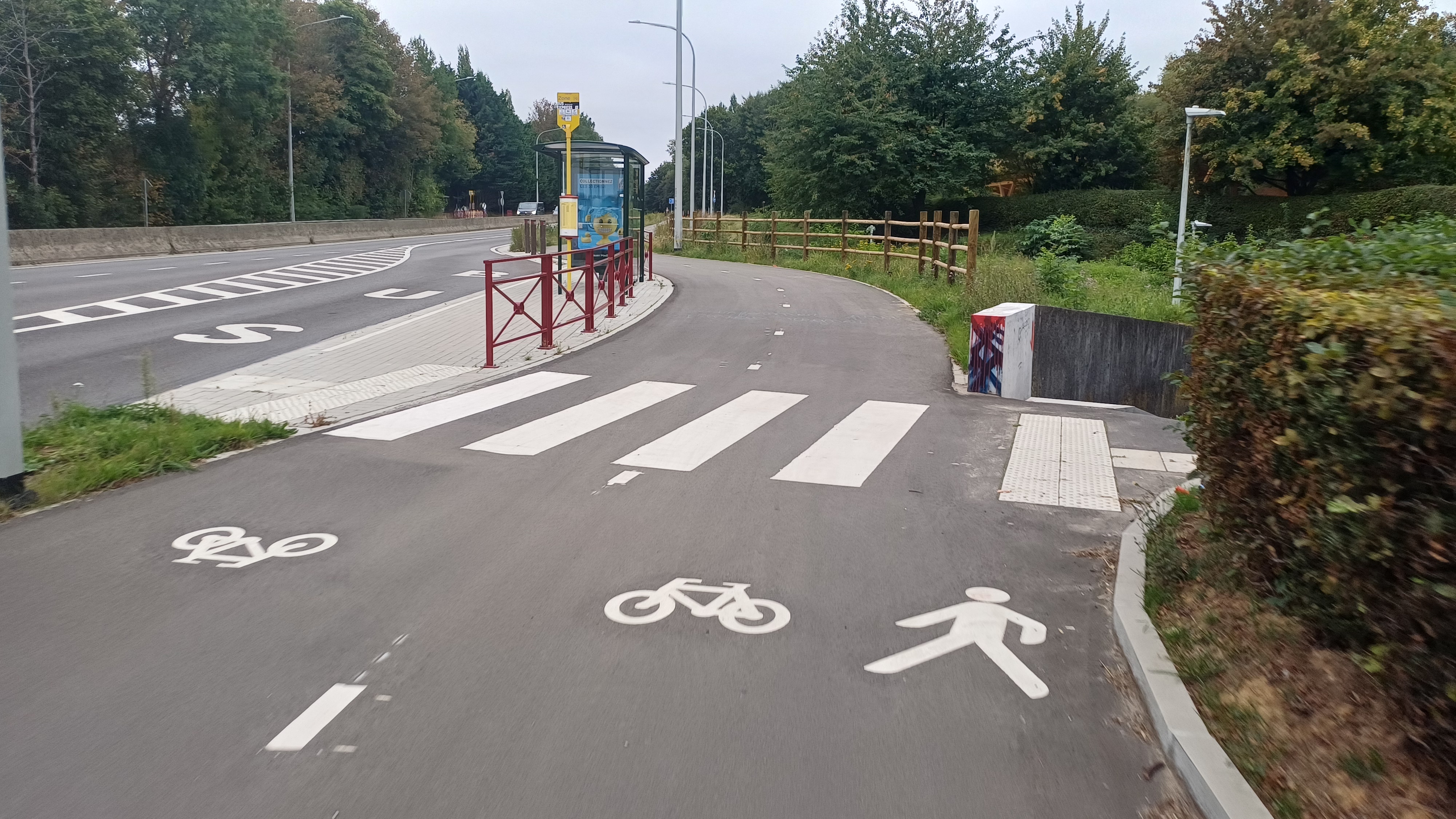 photo of a safe bike and pedestrian lane crossing with hard traffic