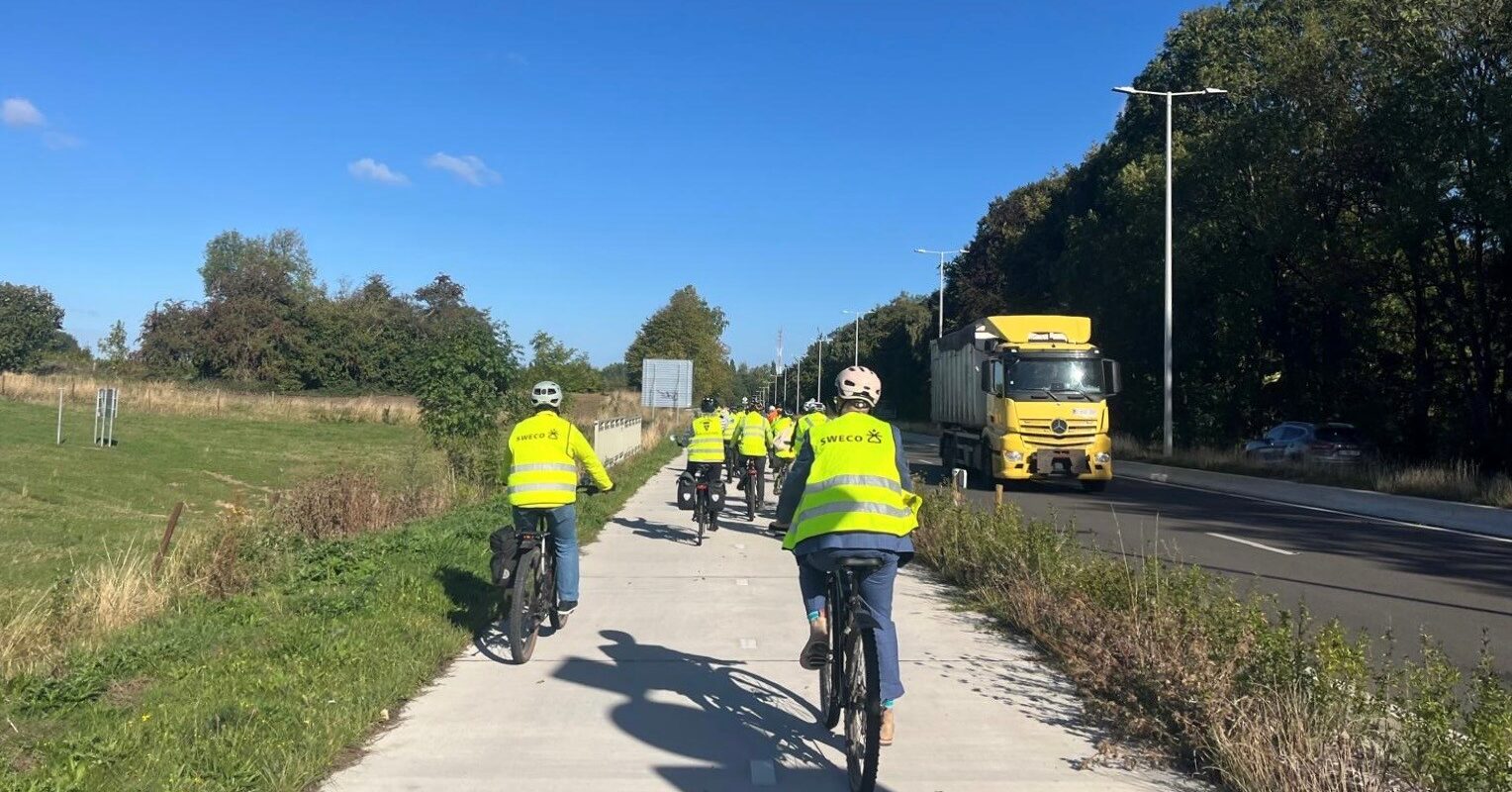 photo of a cyclist with Sweco safety jacket on a bicycle on a separate bike lane