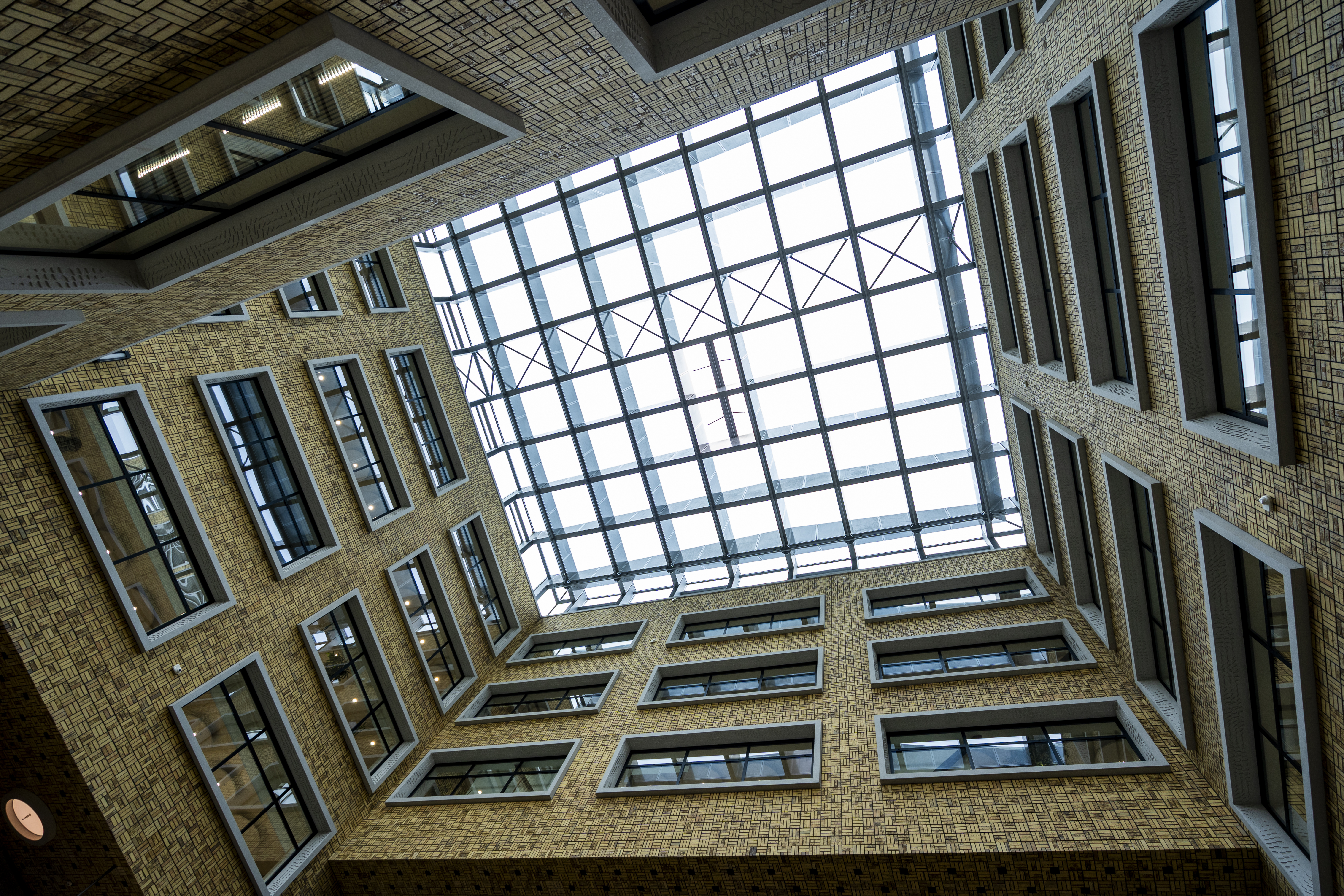 opwaarts getrokken foto van het glazen dak met daarrond ramen