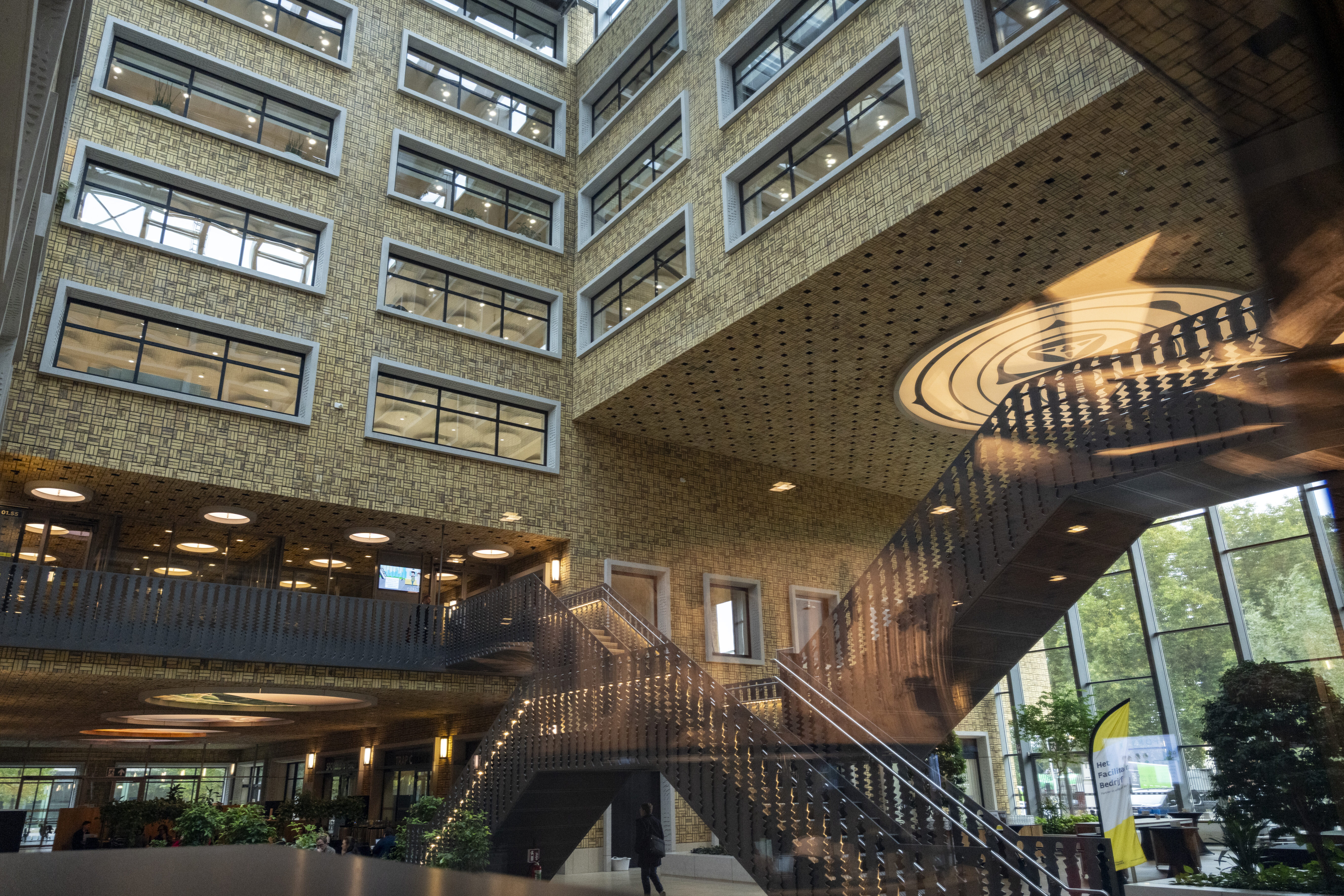 interieur Herman Teirlinck gebouw met: open space met trappen en veel licht