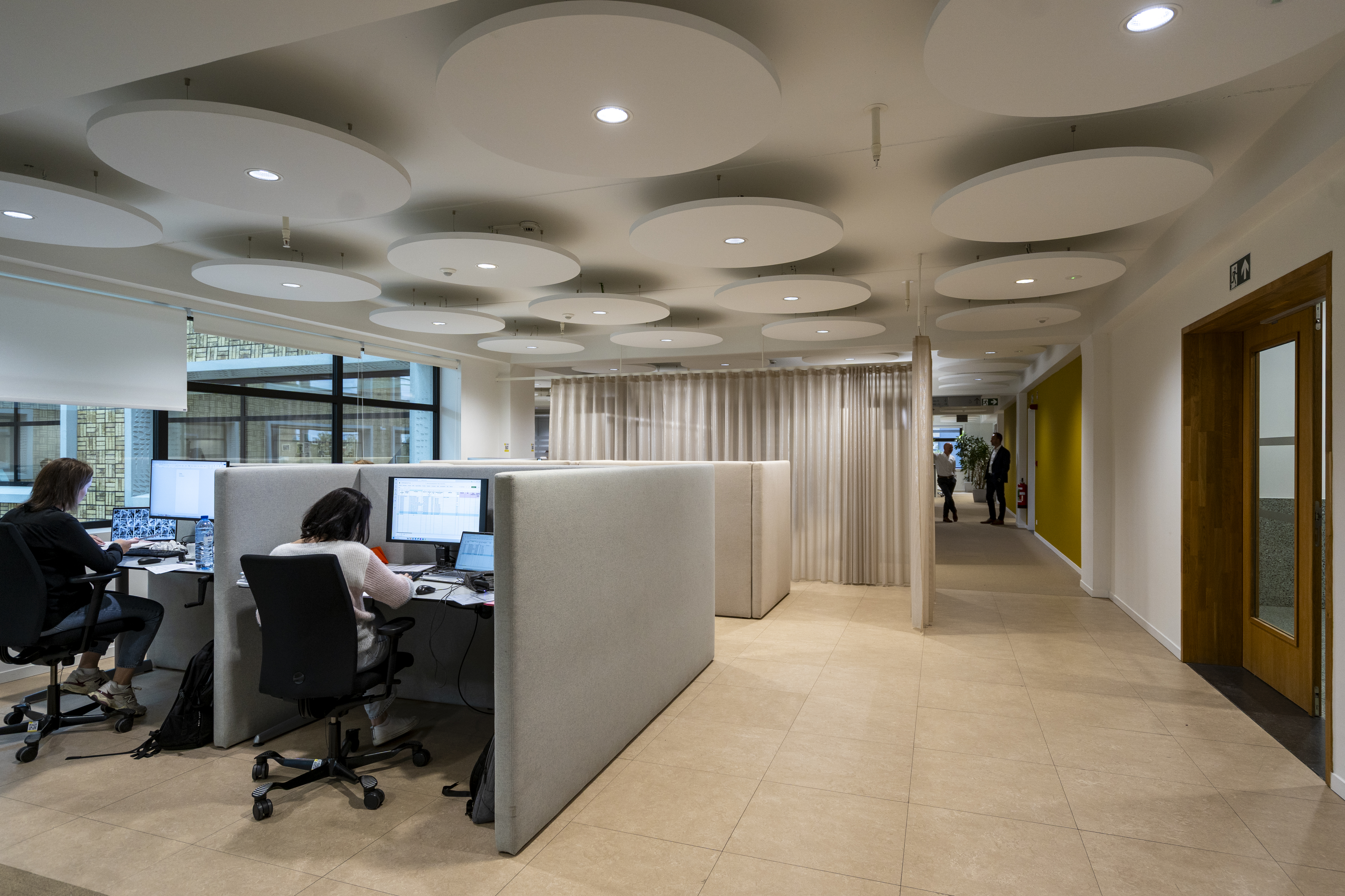 kantoorruimte waarin 2 personen computerwerk doen