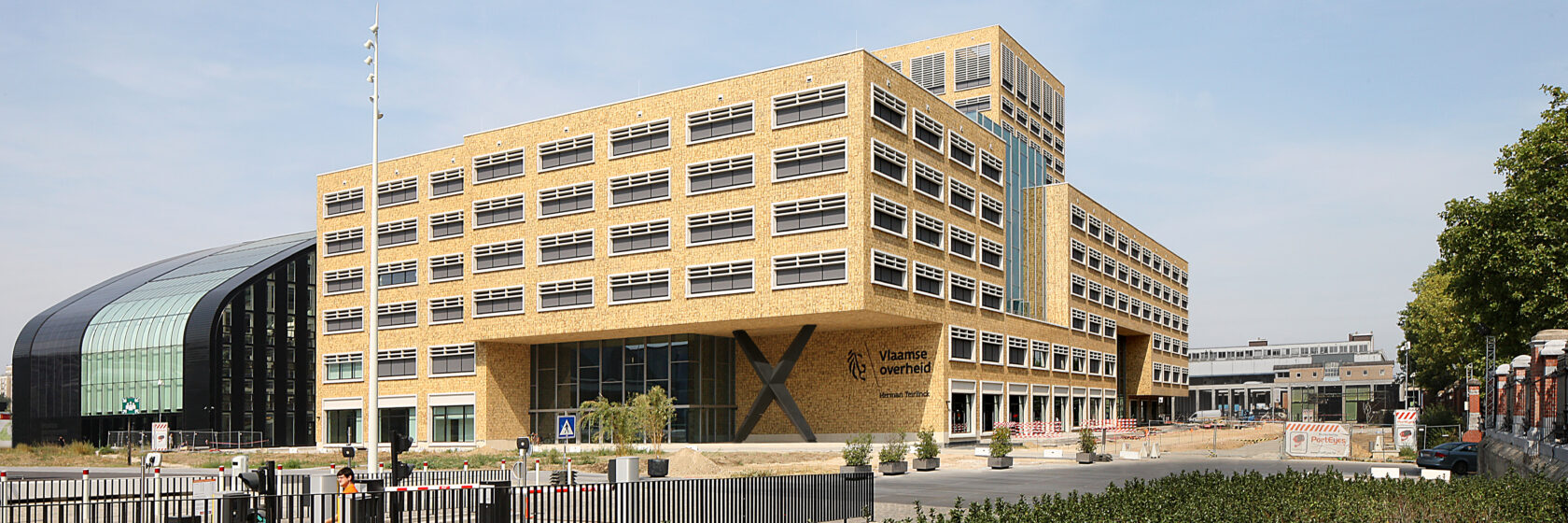 foto van het gehele Herman Teirlinckgebouw, met een grasperk op de voorgrond