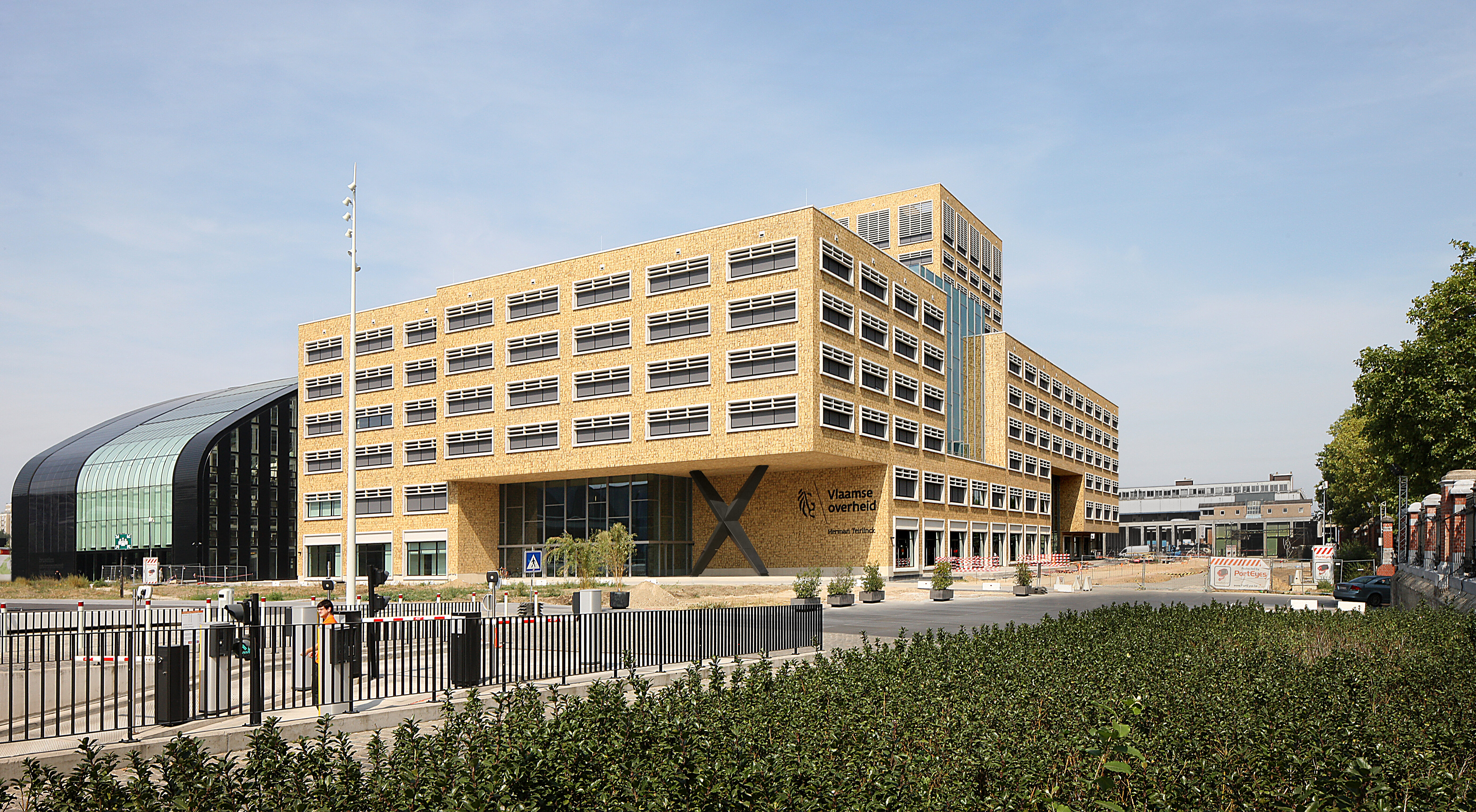 foto van het gehele Herman Teirlinckgebouw, met een grasperk op de voorgrond