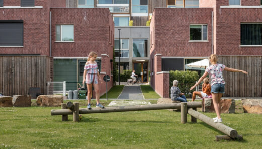 kinderen die spelen op een evenwichtsbalk in een urban setting