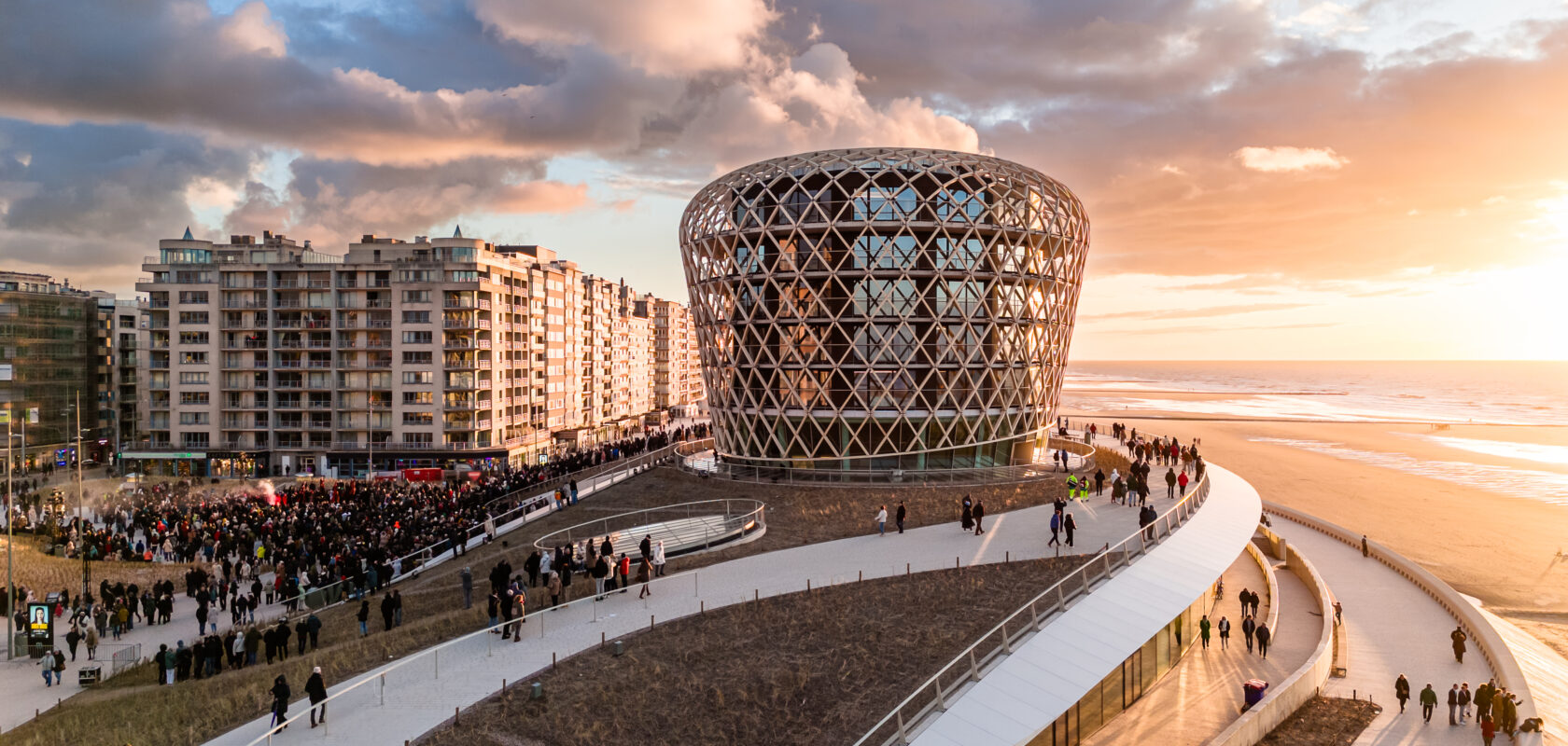 exterior photo of SILT, the mixed-use project in Middelkerke with casino, hotel, restaurant and event hall, facing the sea and sunset