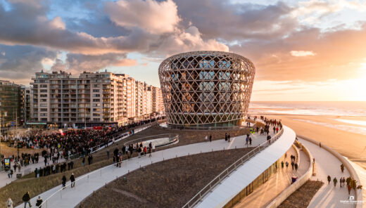 exterior photo of SILT, the mixed-use project in Middelkerke with casino, hotel, restaurant and event hall, facing the sea and sunset
