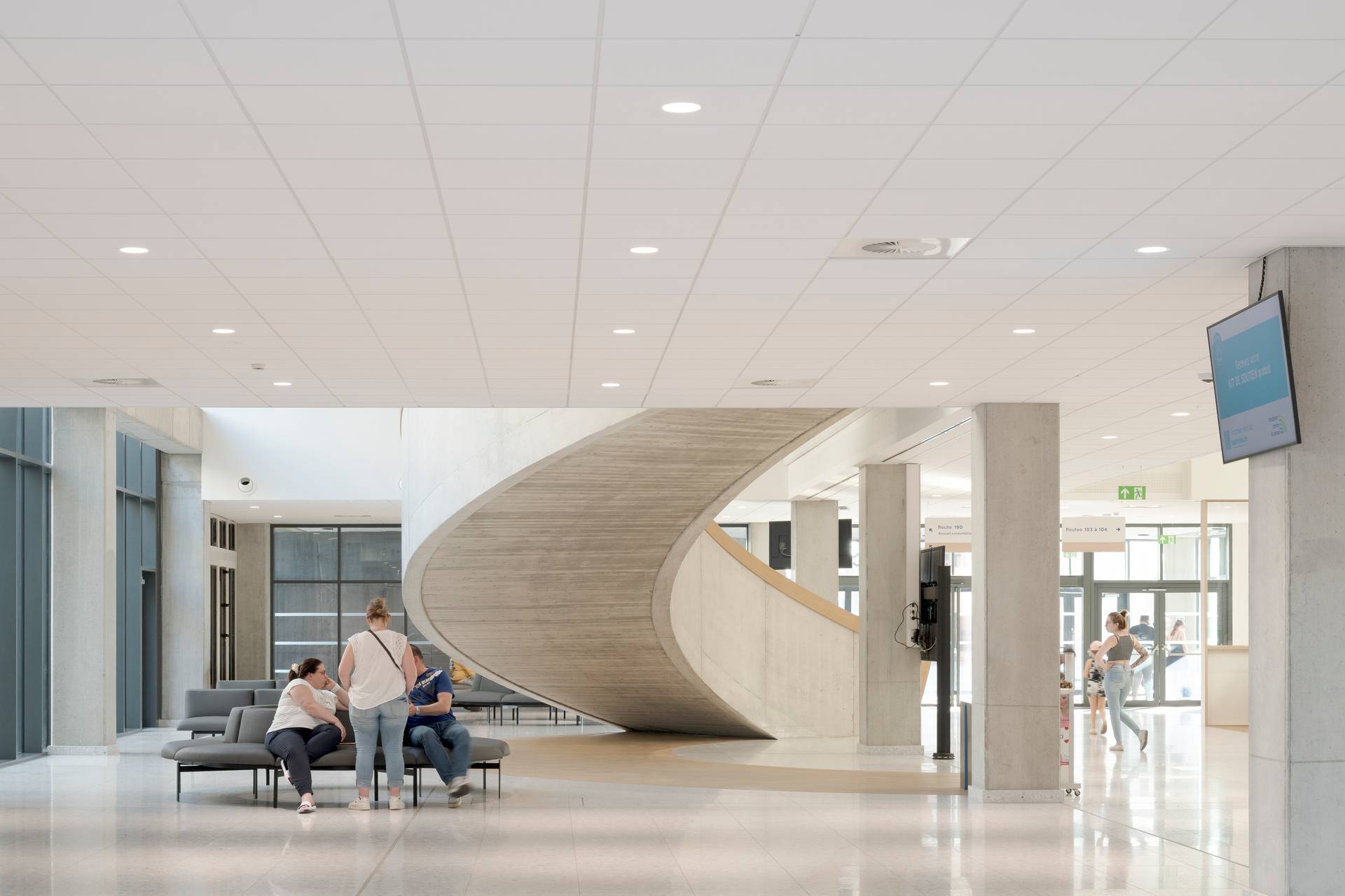 interior photo of the entrance hall of the Grand Hopital de Charleroi with a circular staircase