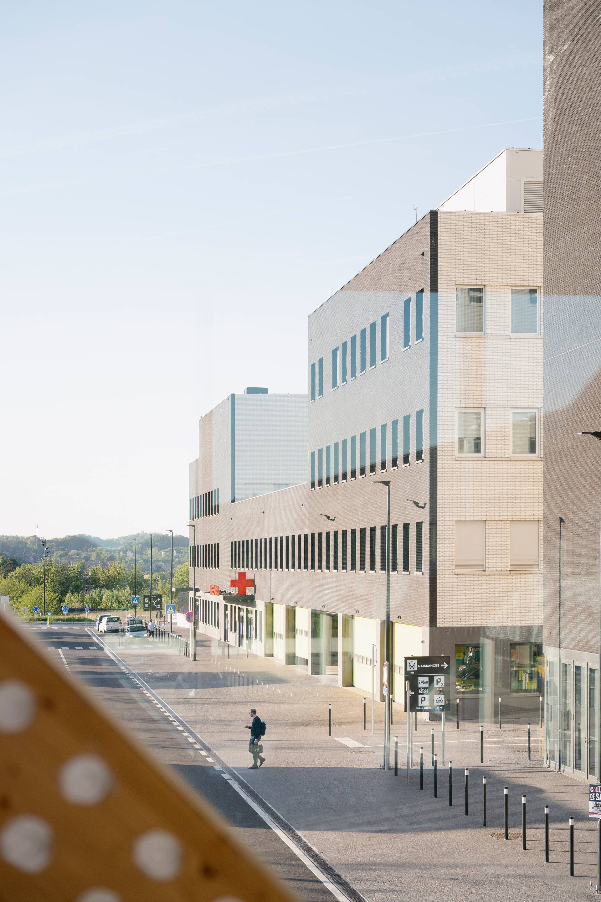 exterior photo of Grand Hopital de Charleroi, taken from the footbridge on the inside