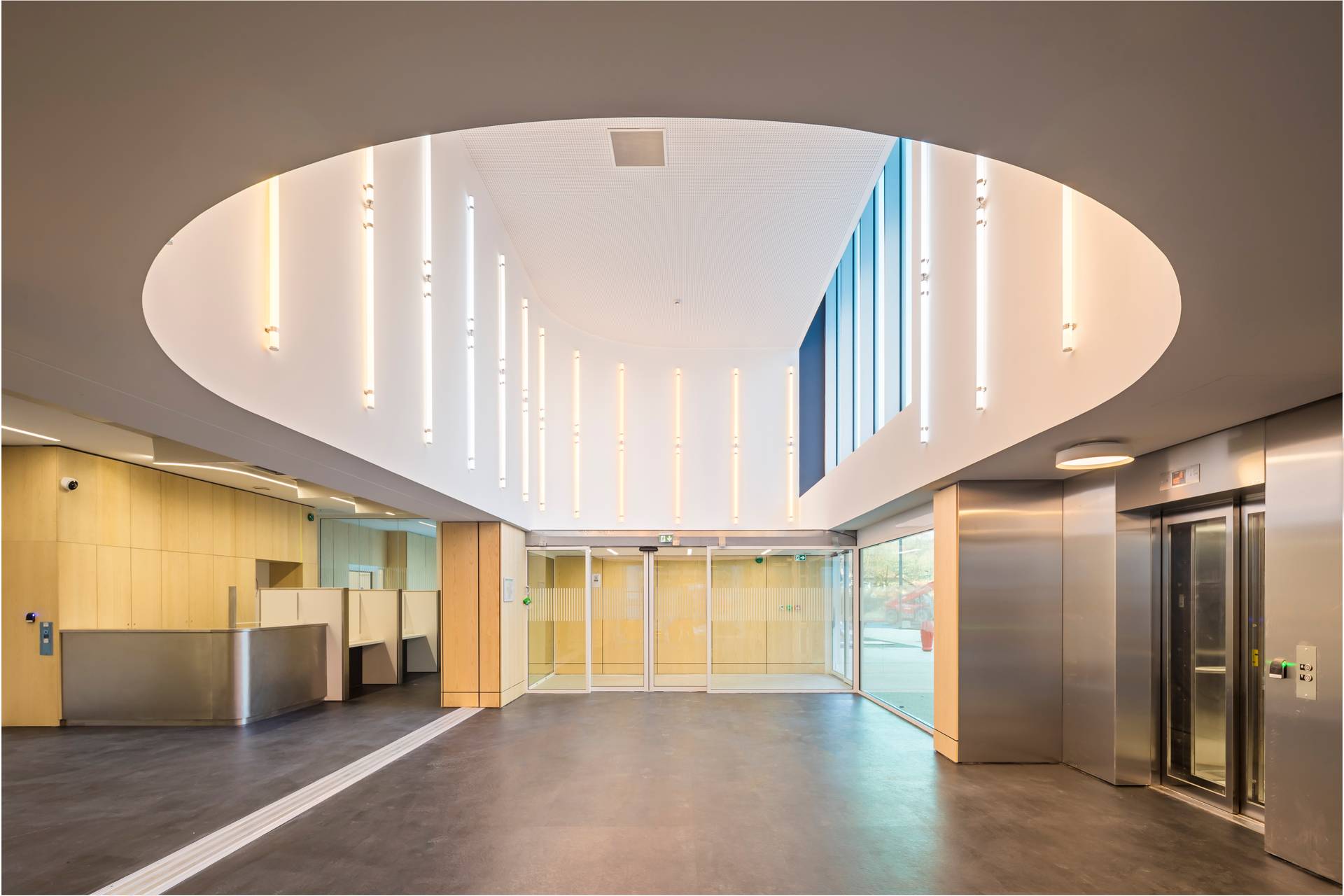 photo of the entrance hall of BAUReaLS, with grand lighting design