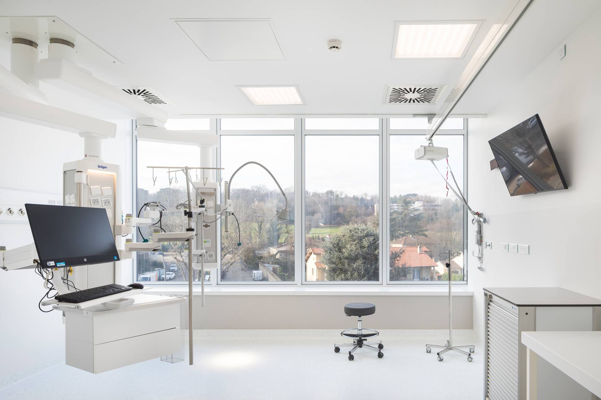 photo of an operating theatre, with large windows overlooking the green environment, in BAUReaLS