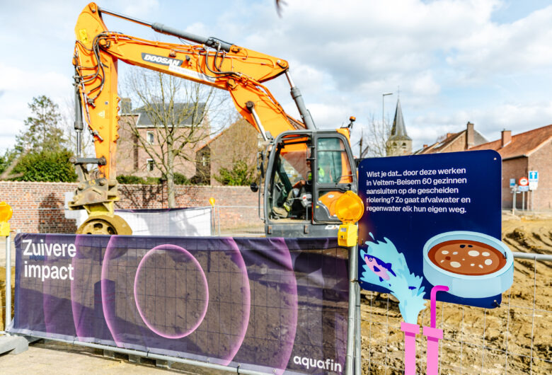 gele graafmachine en kleurrijke signalisatie over rioleringswerken