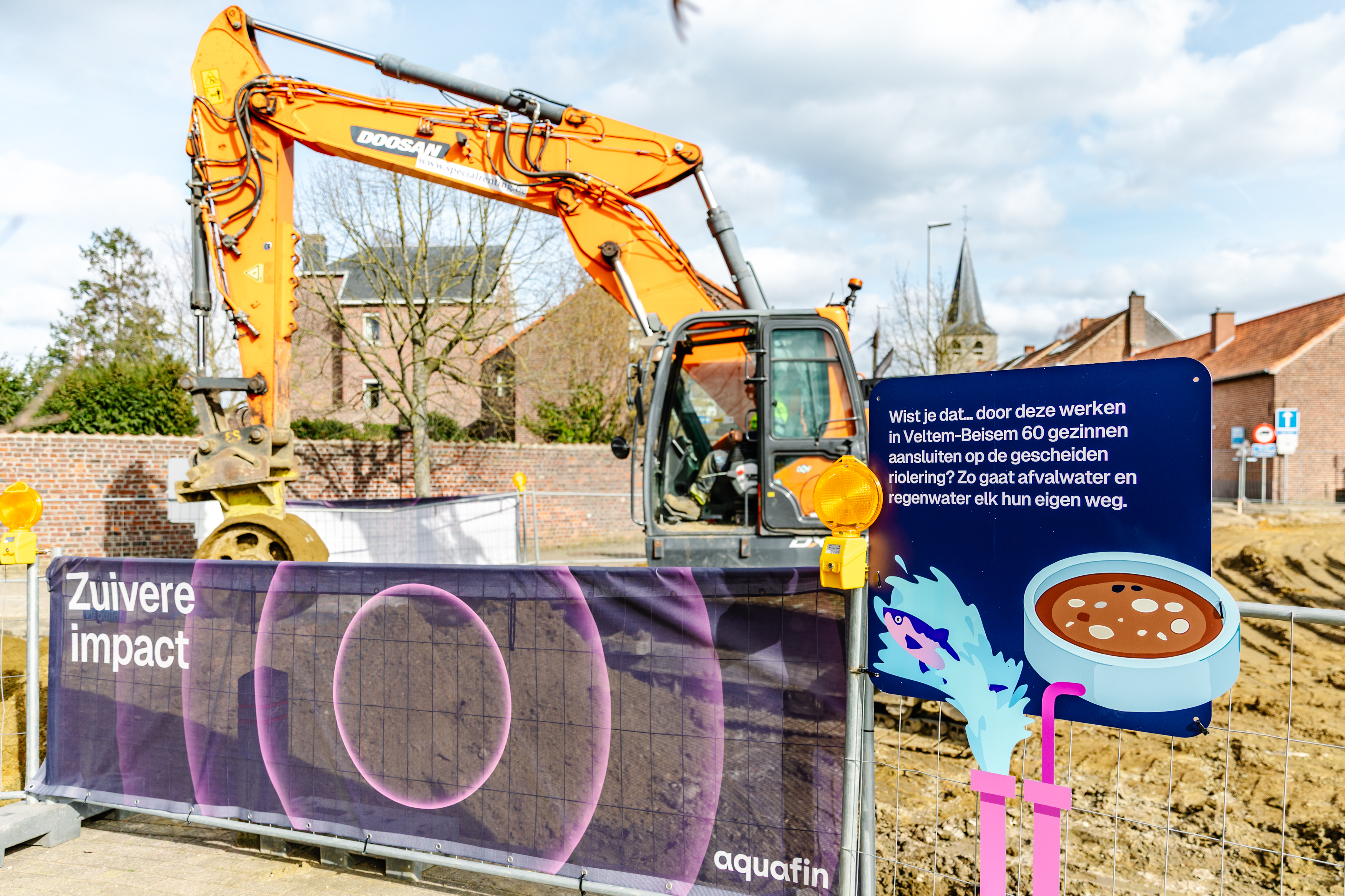 gele graafmachine en kleurrijke signalisatie over rioleringswerken