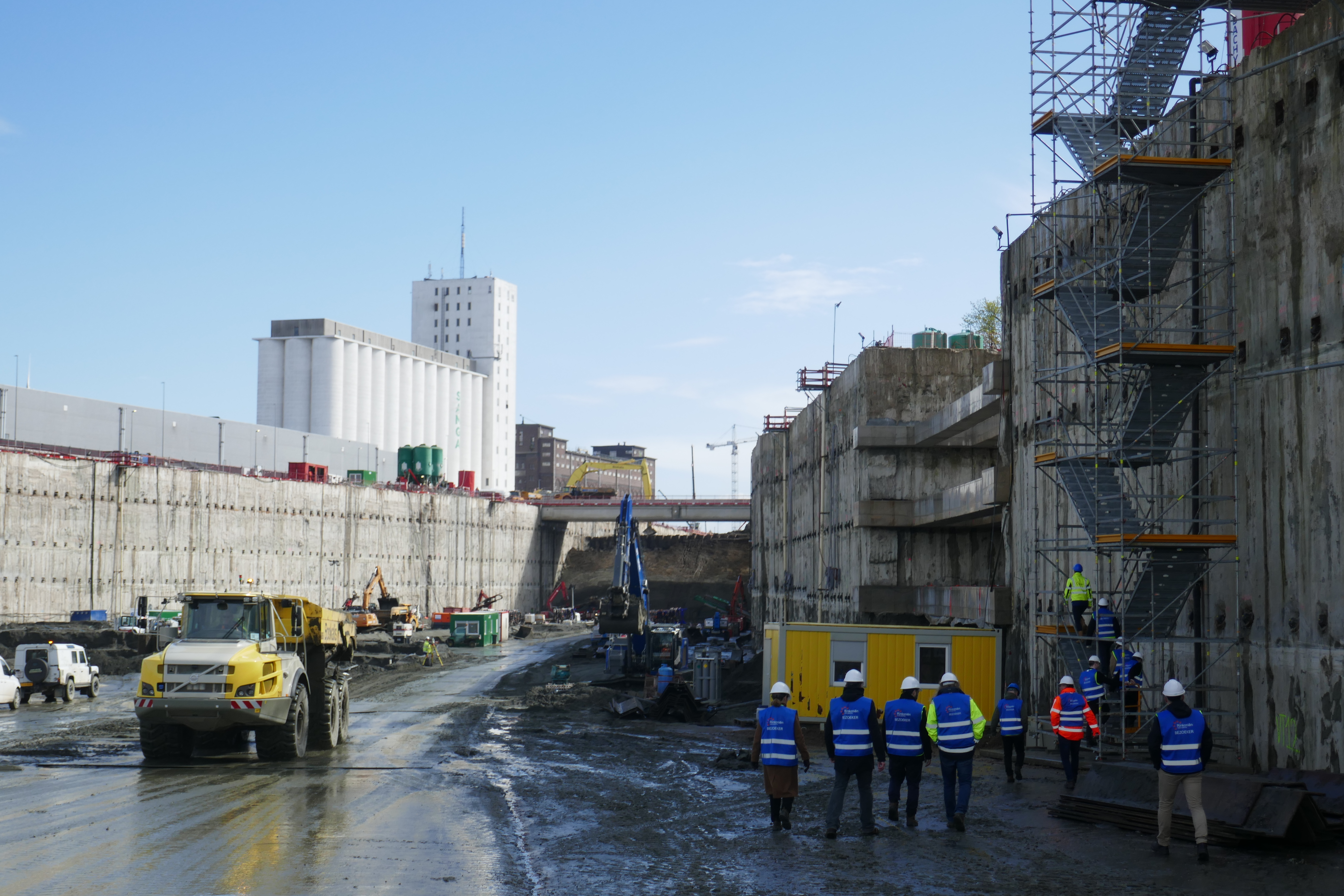 photo of part of the construction site of Oosterweel, excavation with deep walls