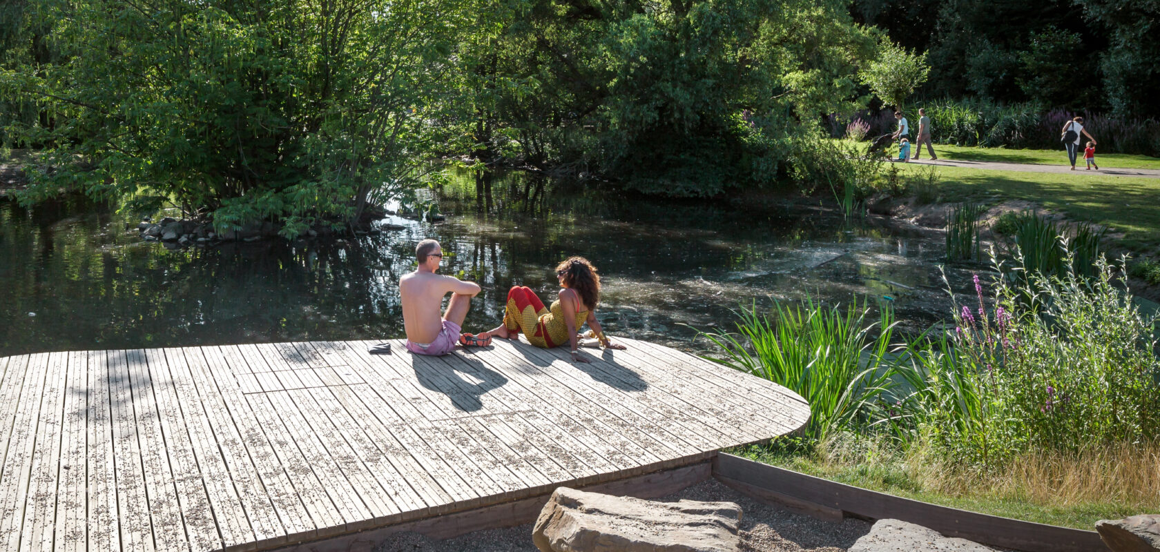 twee personen op een ponton aan het water