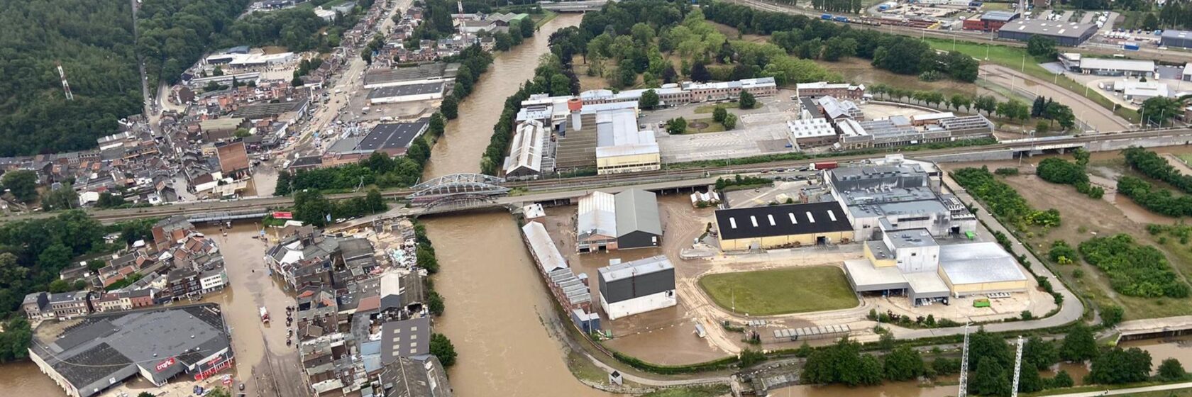 dronebeeld van overstroomde Ourthe-vallei