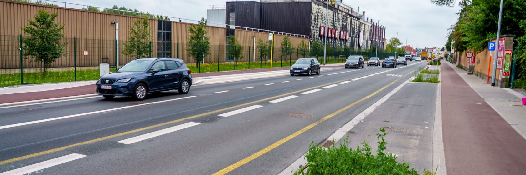 De herinrichting van de Bergensesteenweg (N6) in Sint-Pieters-Leeuw toont hoe lokale wegenisprojecten meerdere uitdagingen tegelijk kunnen aanpakken. Samen met AWV, Aquafin en de gemeente Sint-Pieters-Leeuw werkt Sweco aan een evenwichtige herinrichting die verkeersveiligheid, bereikbaarheid, waterbeheer en leefkwaliteit samenbrengt.