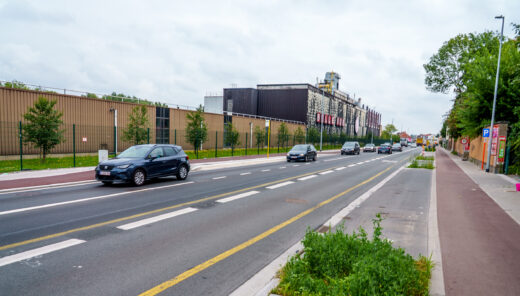 De herinrichting van de Bergensesteenweg (N6) in Sint-Pieters-Leeuw toont hoe lokale wegenisprojecten meerdere uitdagingen tegelijk kunnen aanpakken. Samen met AWV, Aquafin en de gemeente Sint-Pieters-Leeuw werkt Sweco aan een evenwichtige herinrichting die verkeersveiligheid, bereikbaarheid, waterbeheer en leefkwaliteit samenbrengt.