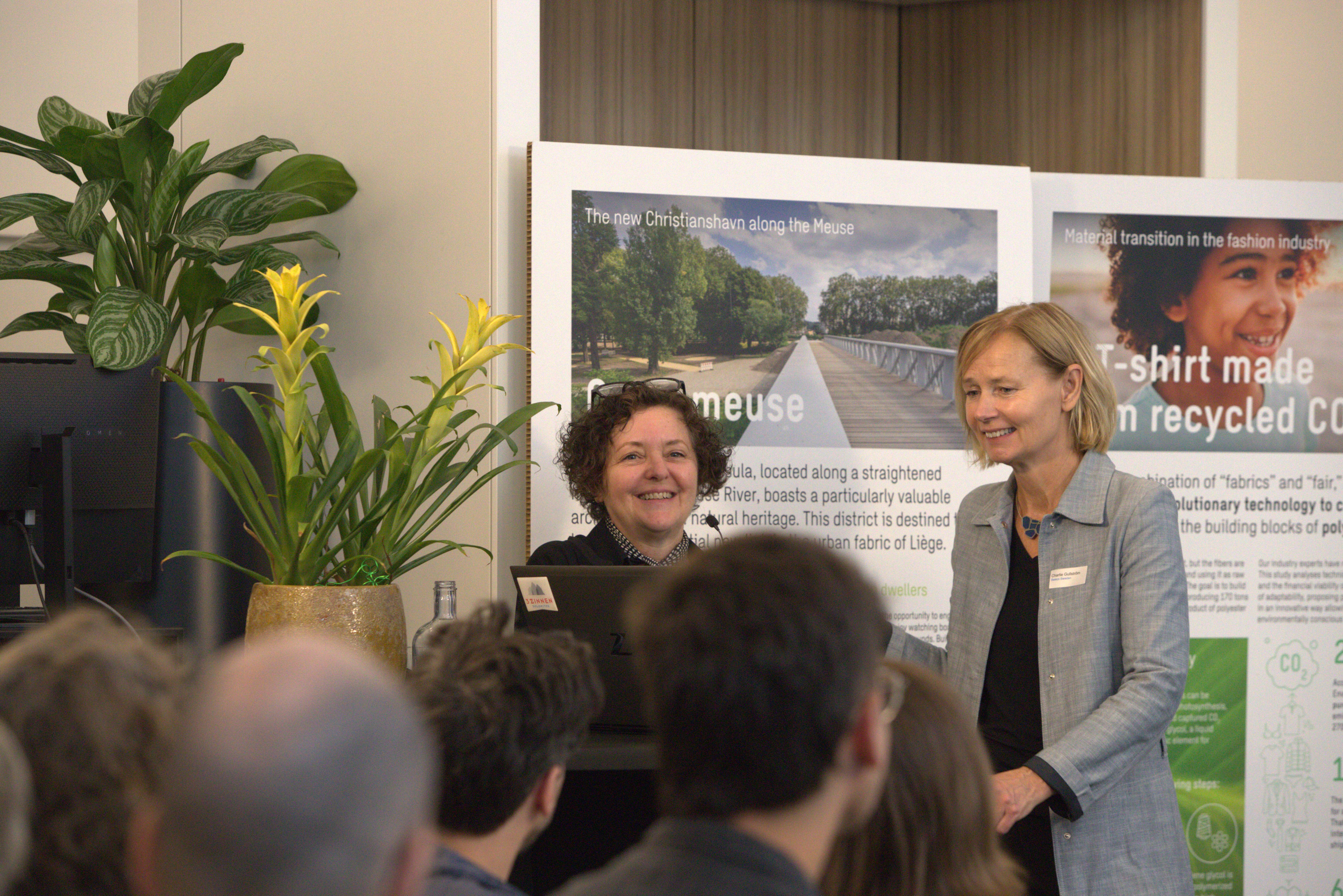 twee vrouwen presenteren voor publiek