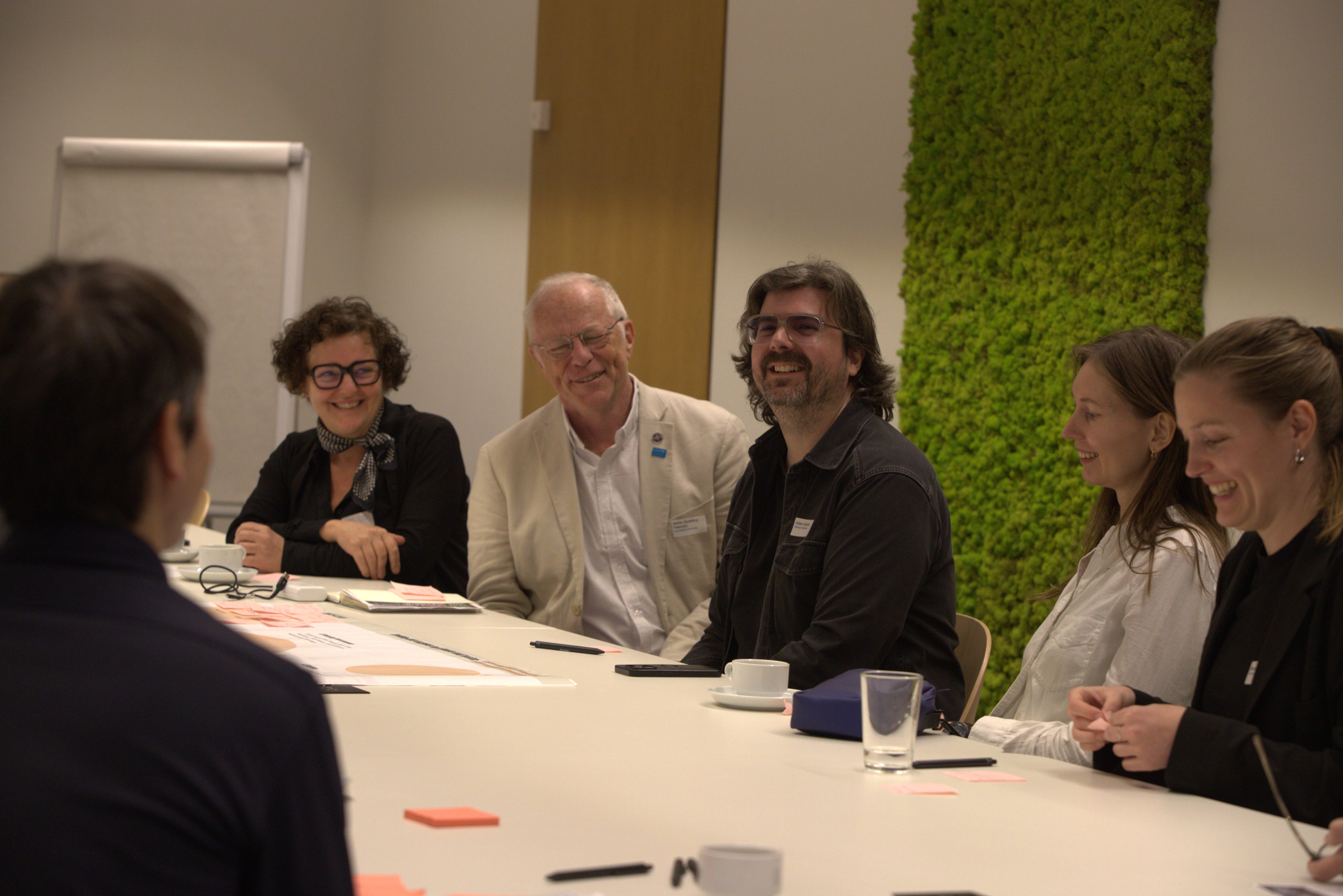workshop, lachende mensen rond tafel