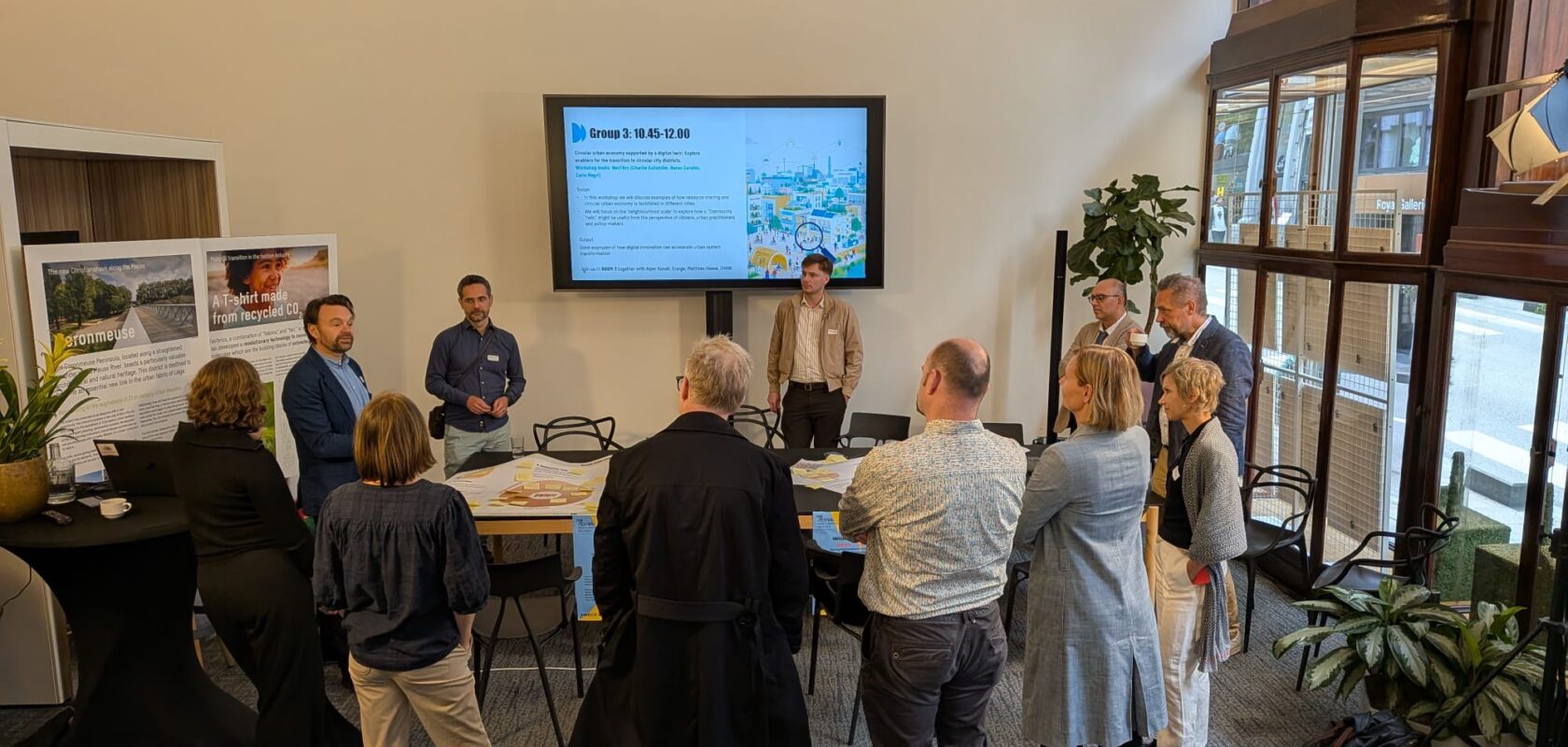 mensen in een cirkel staan tijdens workshop