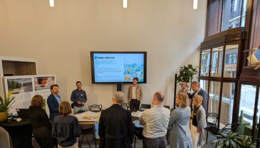 mensen in een cirkel staan tijdens workshop
