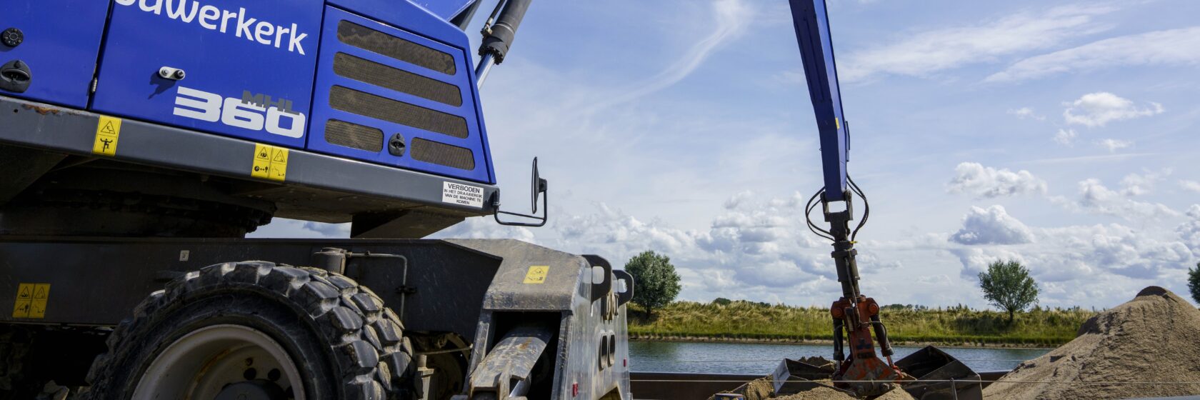 graafmachine schept zand op