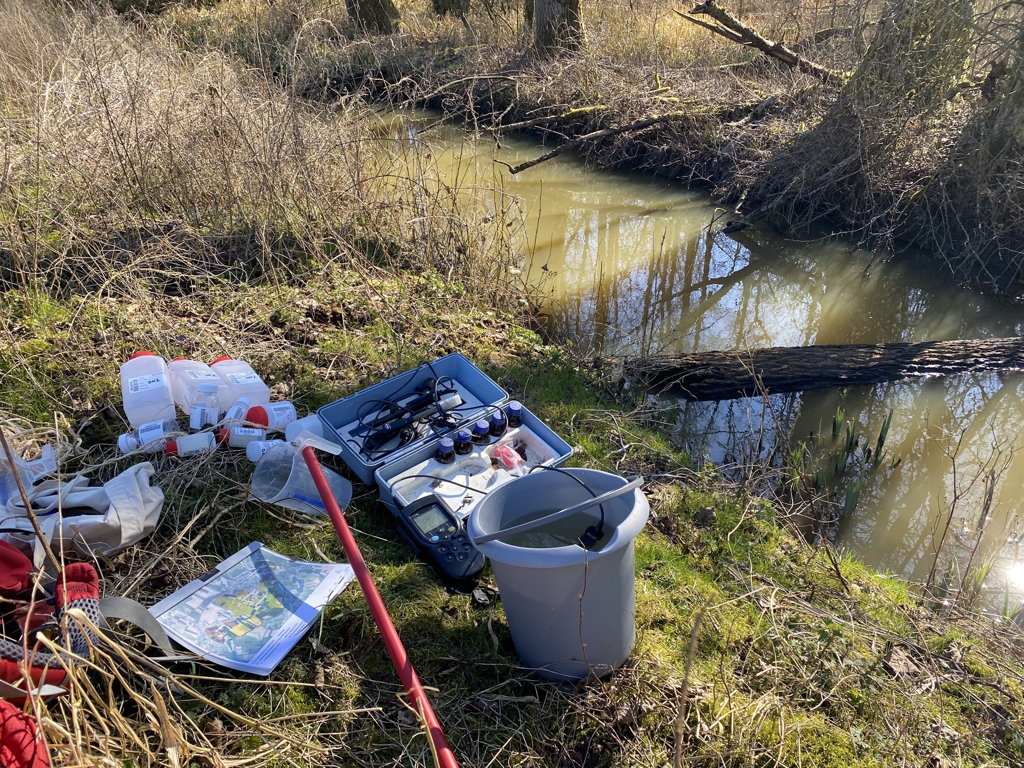 Photo of tools for water and soil sampling and analysis on a river bank of the Dendermeersen area