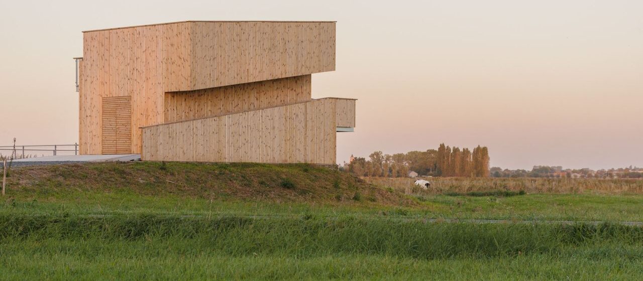 Uitkijkpunt De Blankaart in Diksmuide: toegankelijk ontwerp versterkt natuurbeleving en waterveiligheid