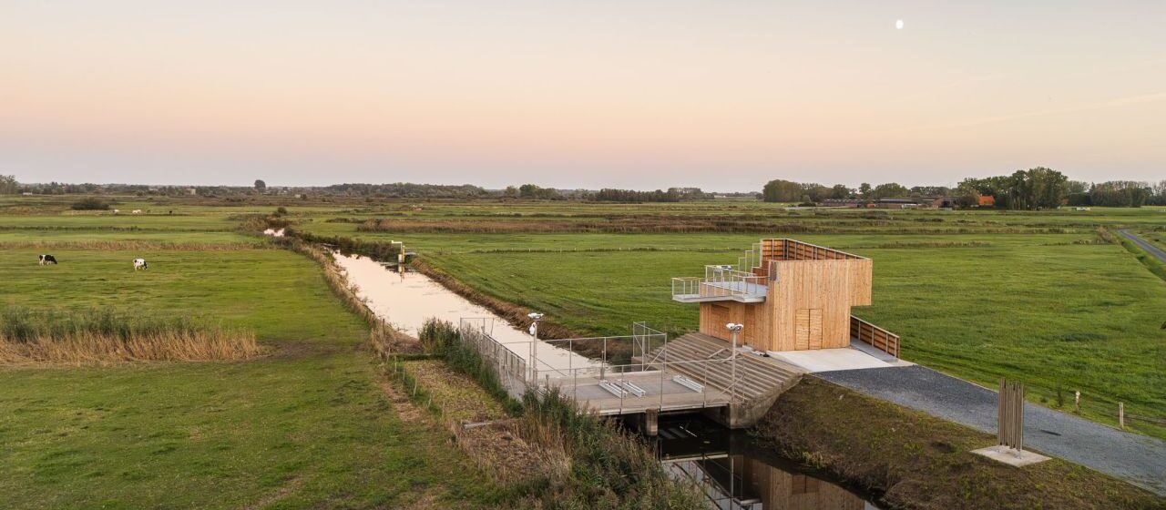 Uitkijkpunt De Blankaart in Diksmuide: toegankelijk ontwerp versterkt natuurbeleving en waterveiligheid