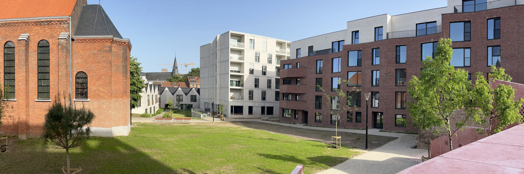 appartementsblokken en huizen rond een groen park
