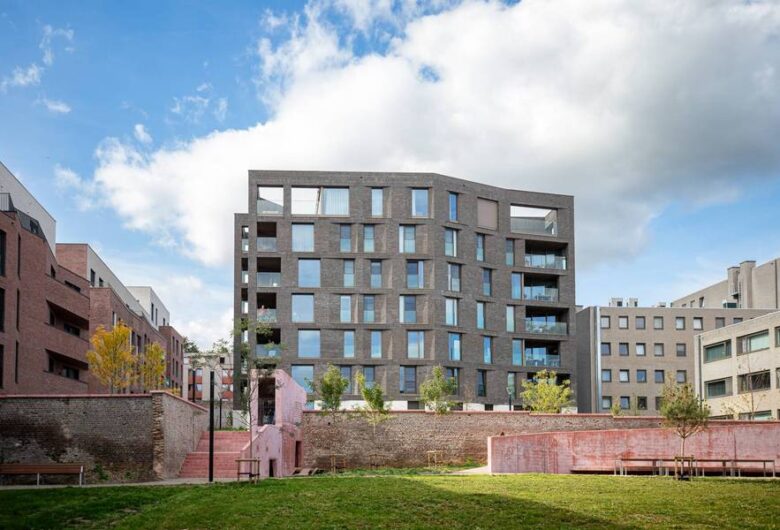 overizchtbeeld Burenberg met woonblok en grasveld ervoor